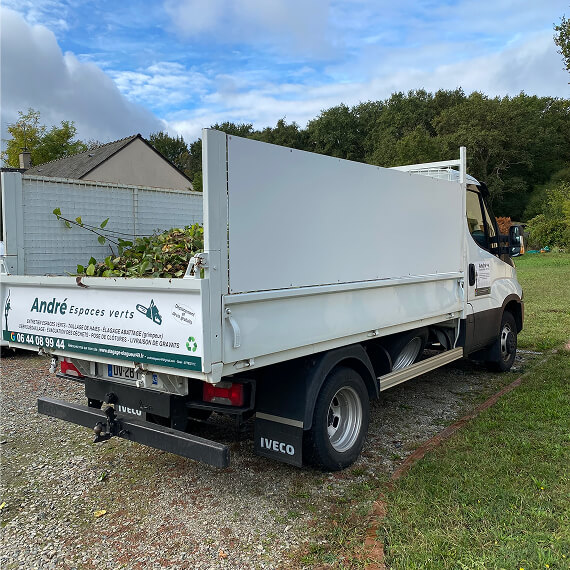 Camion de collecte et broyage de branches après un élagage à Angers