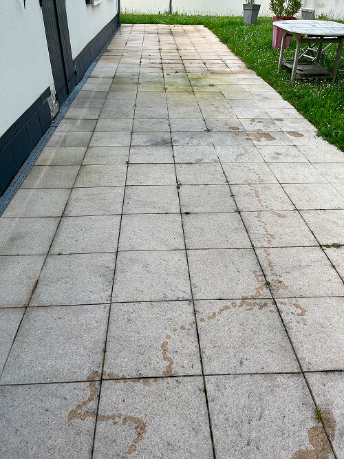 Terrasse avant nettoyage à Angers